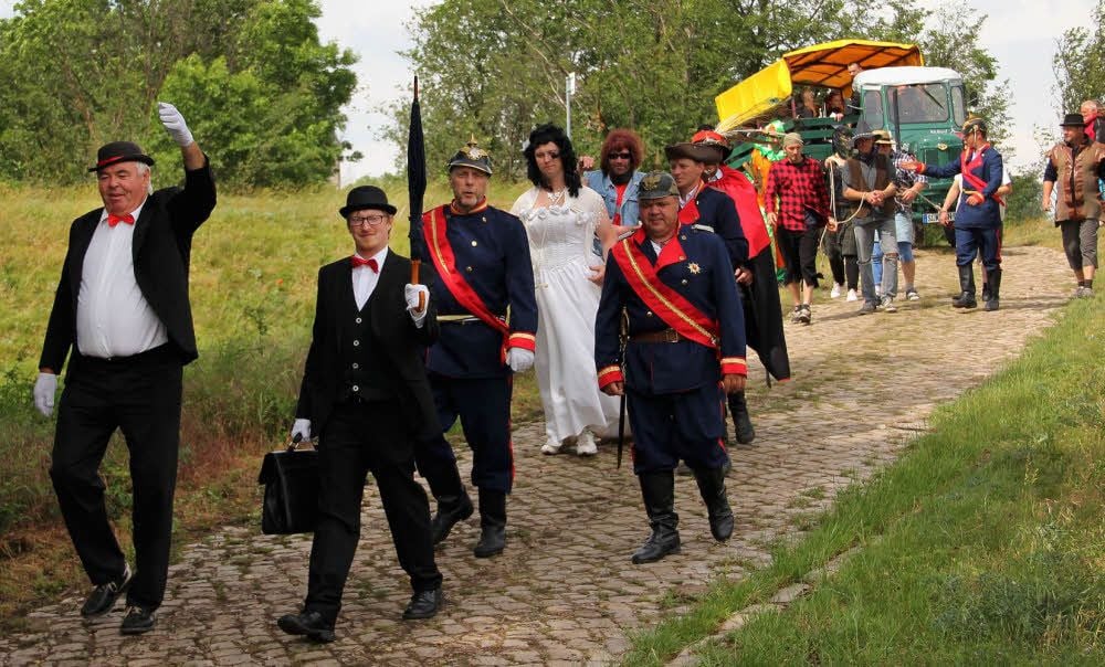 Die Räuberkolonne bei der Rückkehr zum Damm.