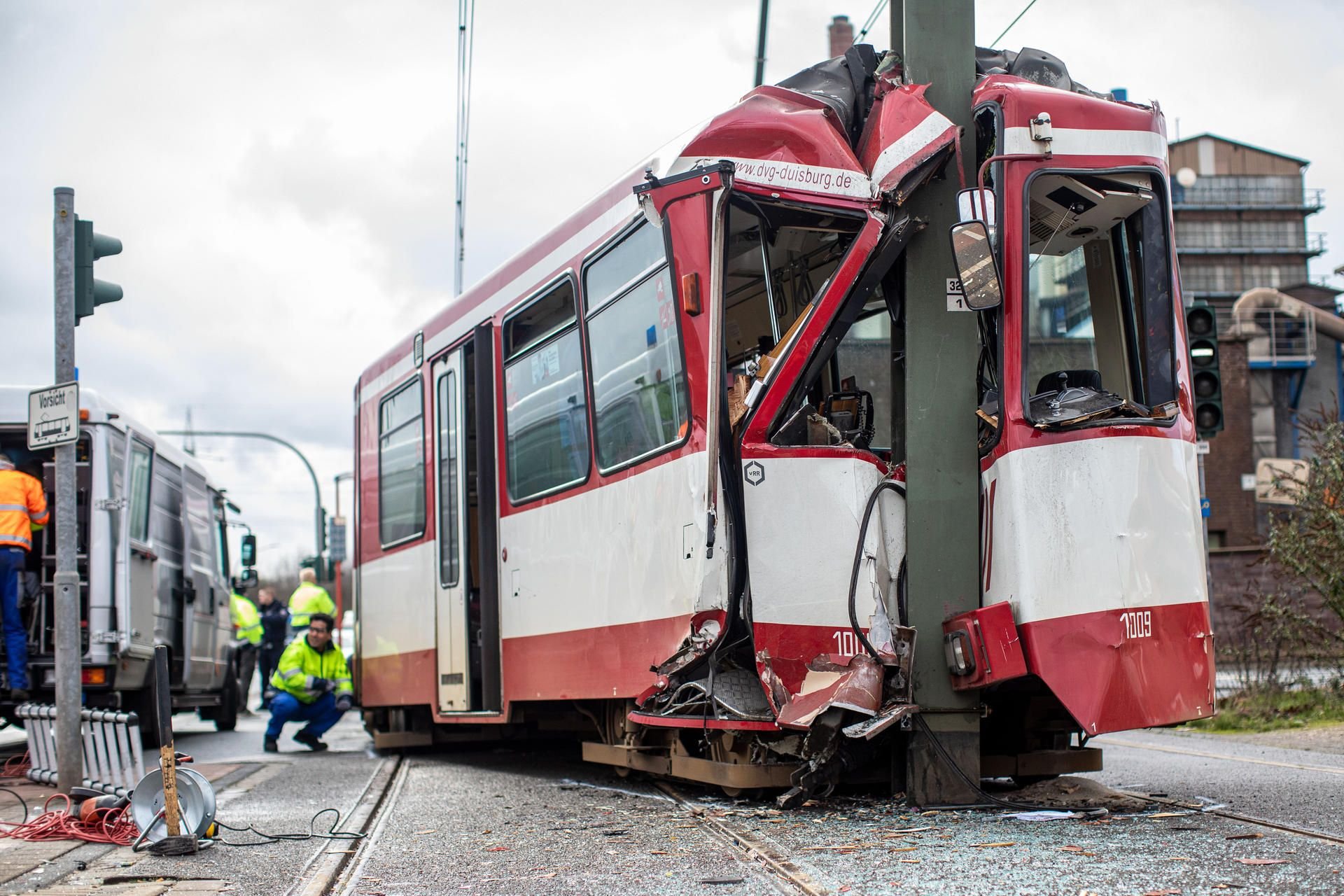 Eine entgleiste Straßenbahn ist in Duisburg gegen einen Strommast geprallt. Der Fahrer wurde bei dem Unfall in der Fahrerkabine eingeklemmt und schwer verletzt.
