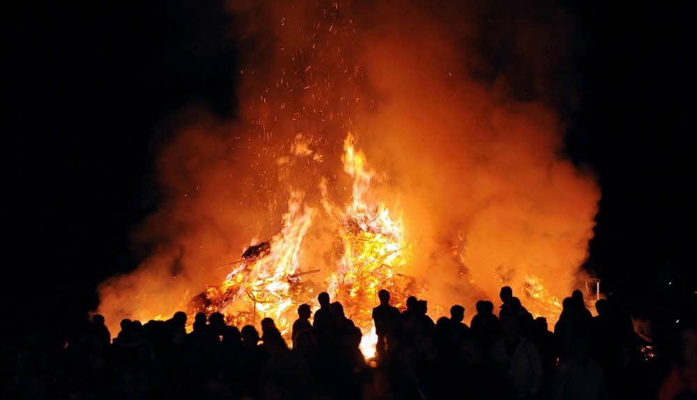 In vielen Orten werden wieder Osterfeuer entzündet.