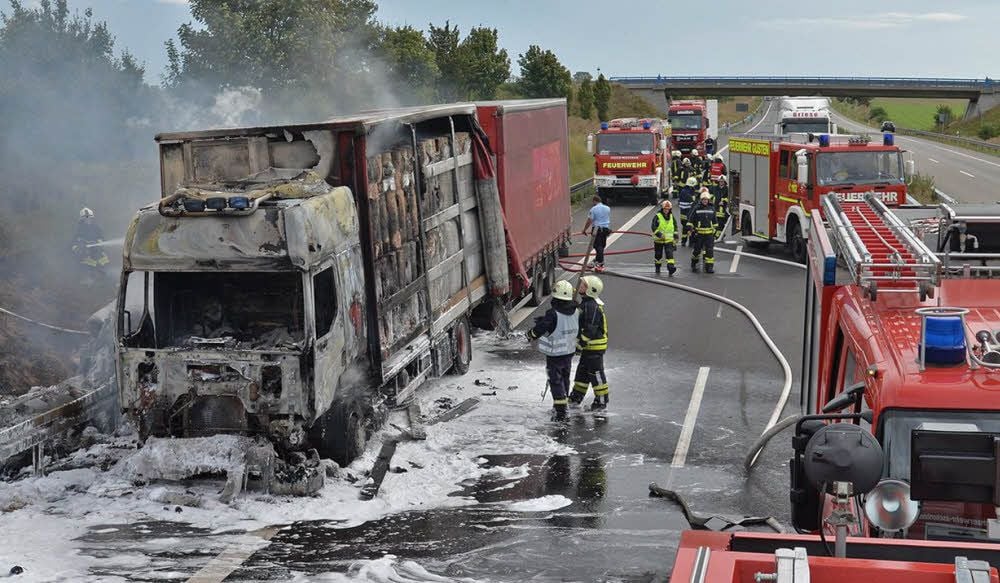 Der Lkw ist nach dem Brand nur noch ein Wrack.
