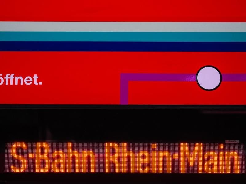 Eine S-Bahn zeigt "S-Bahn Rhein-Main" an. Foto: Andreas Arnold