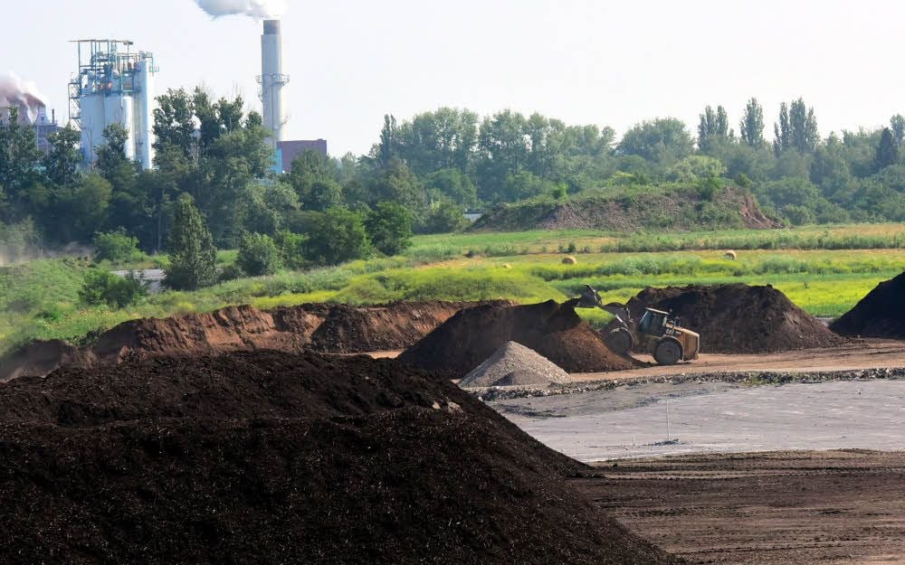 In der ehemaligen Grube Siegfried wird bereits Erde auf die Oberfläche aufgetragen.