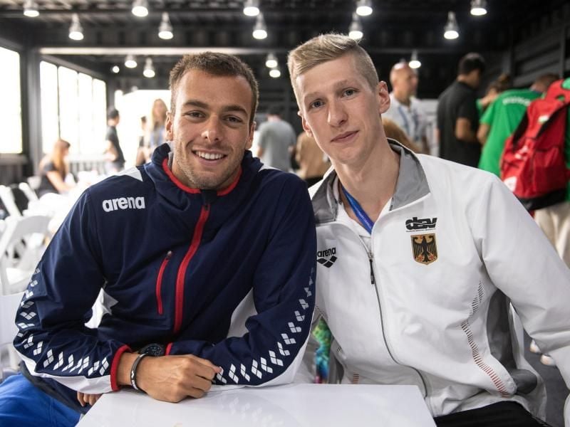 Florian Wellbrock (r) und sein Konkurrent Gregorio Paltrinieri aus Italien beim Plausch. Foto: Bernd Thissen