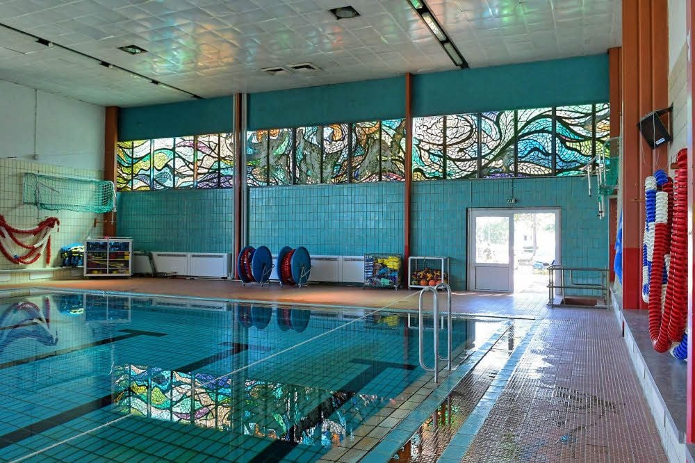 Das Glasbetonwand-Fensterbild in der Südschwimmhalle - es zeigt das Thema „Wasser und Mensch“.
