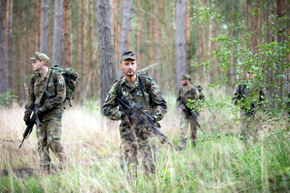 Mit Marschgepäck und Waffe zogen die Soldaten in Gruppen durch die Annaburger Heide.