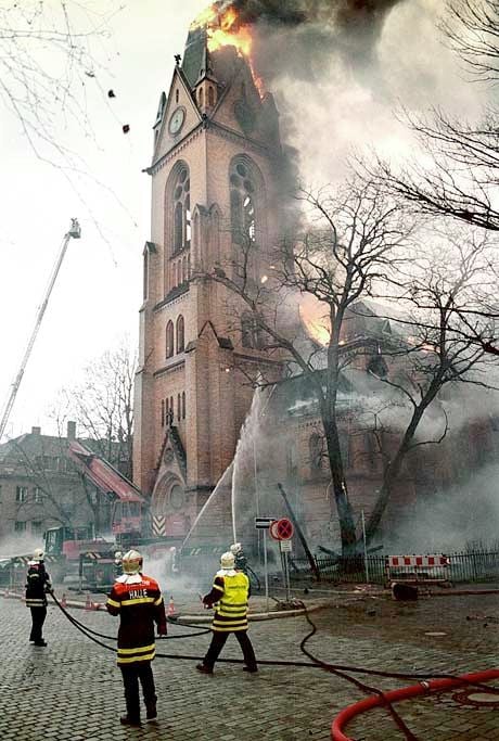 Löscharbeiten an der Stephanuskirche in Halle am 10. März 2000