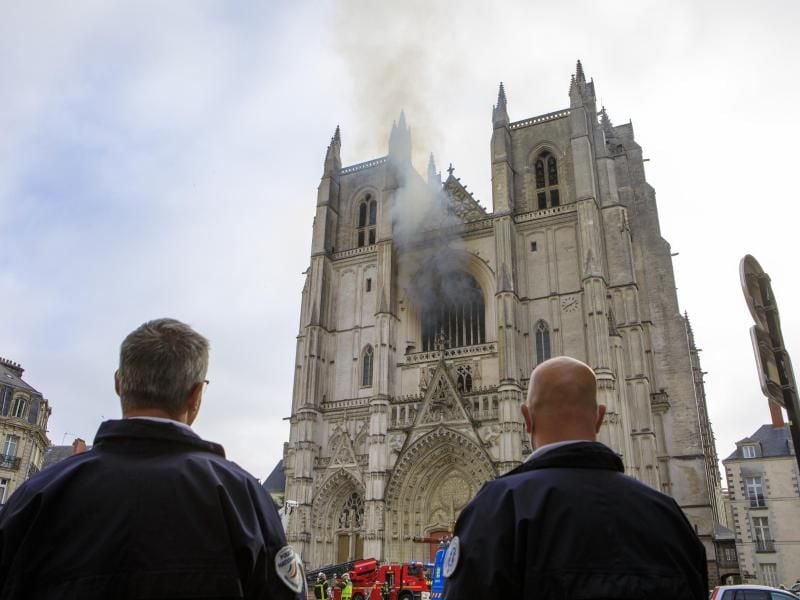 Aus einem Fenster der Kathedrale Saint-Pierre-et-Saint-Paul steigt Rauch auf. Foto: Laetitia Notarianni/AP/dpa