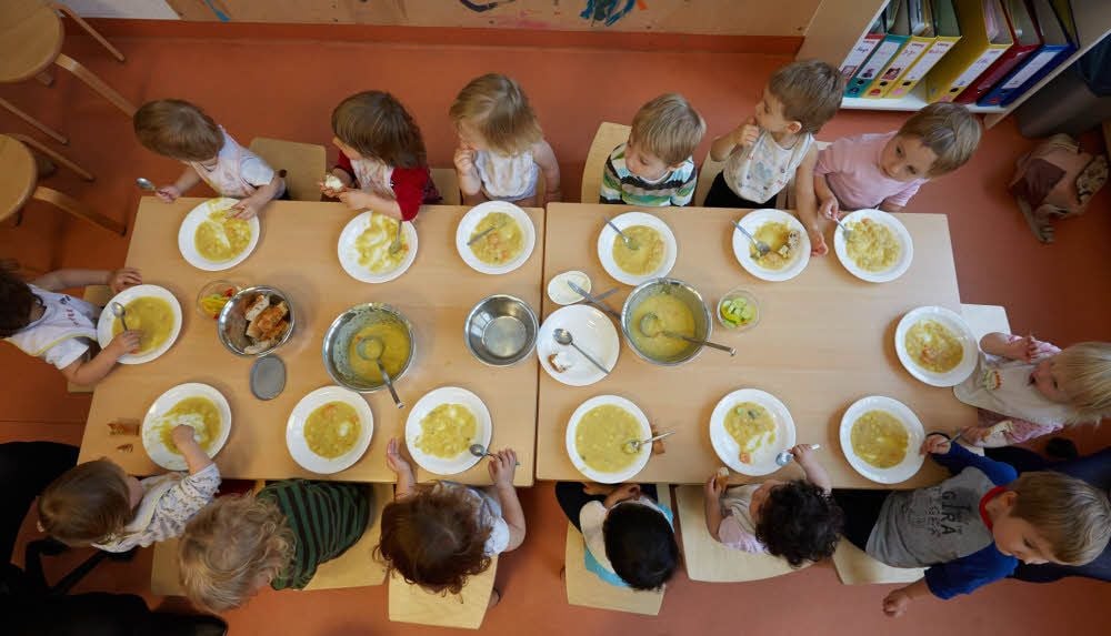 Die Eltern von Kindern, die eine Kita besuchen, müssen oft zusätzliche Kosten tragen.