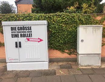 So macht sich die kleine Datel in Großkühnau über die große Telekom lustig.