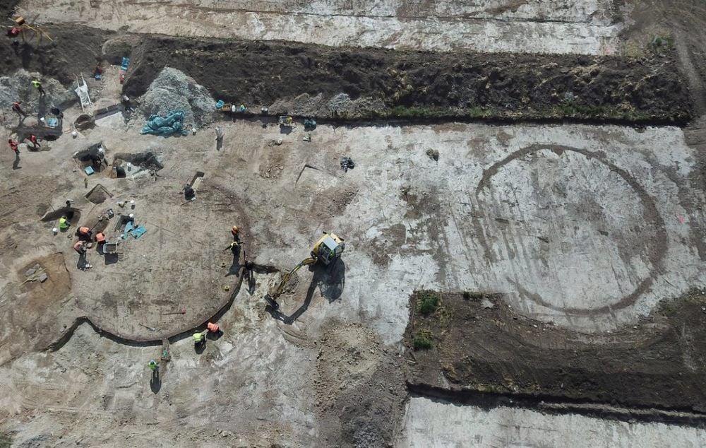 Aus der Luft sind die Überreste der beiden Gräben gut zu sehen, die die Grabanlagen einfassten. Sie sind 3.000 Jahre alt.