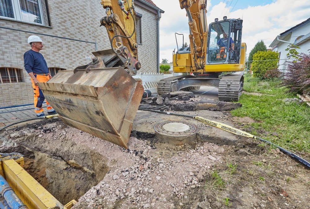 Bis zu vier Meter arbeitet sich der Bagger derzeit an der Lindenstraße in die Tiefe. Dort soll eine Entwässerungsleitung entstehen.