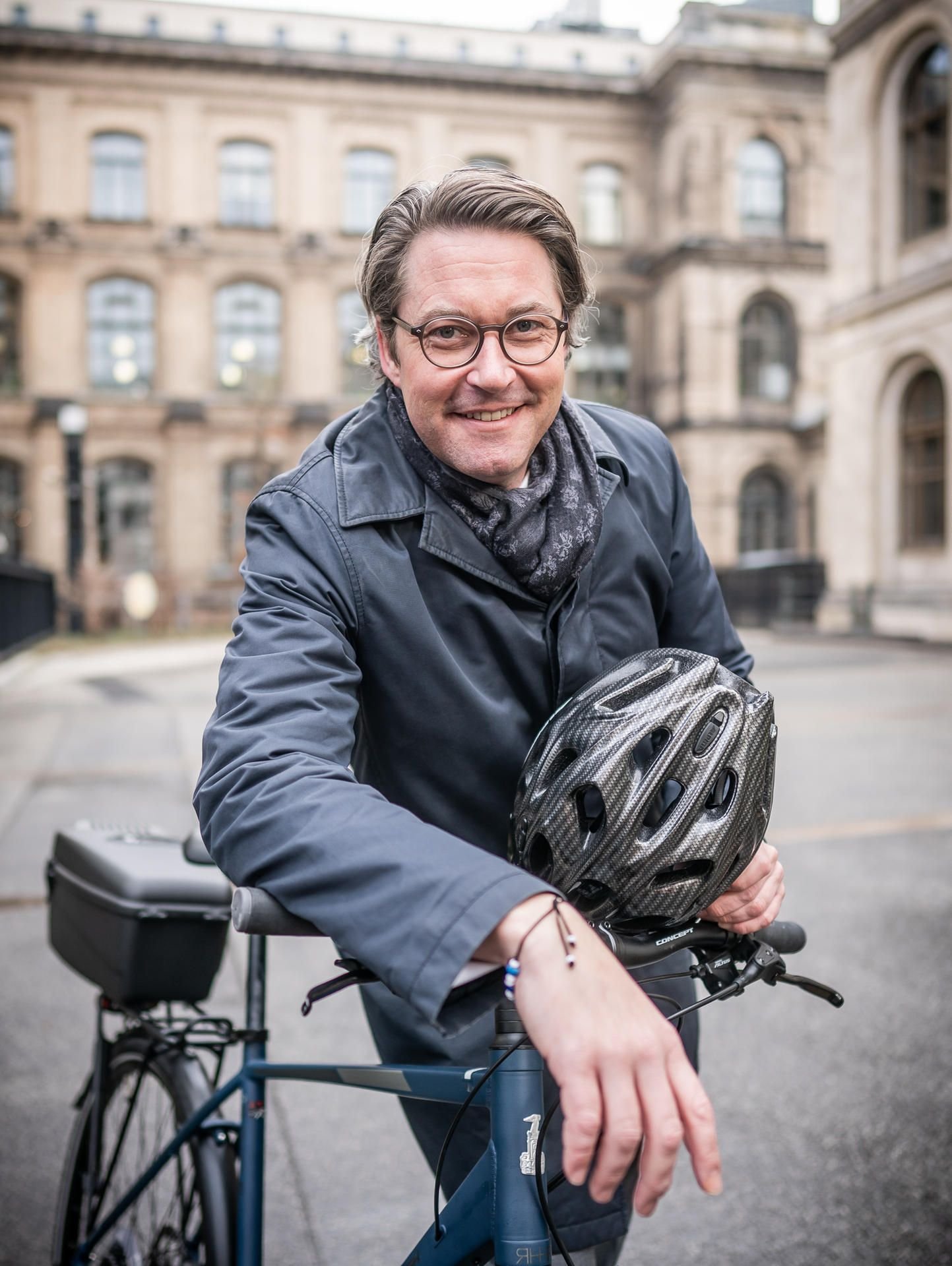 Andreas Scheuer, Bundesminister für Verkehr und digitale Infrastruktur, fährt im Innenhof des Ministeriums mit dem Fahrrad.