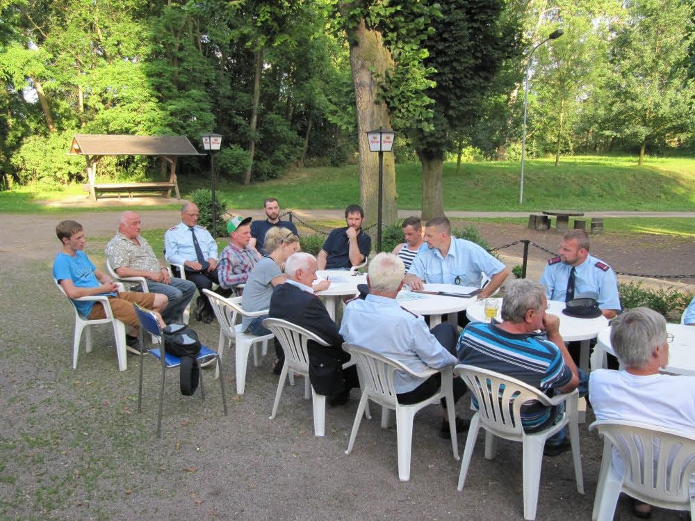 Planung: Auf dem Boblaser Schützenplatz beraten Mitglieder beider Ortswehren die Vorbereitung der gemeinsamen Jubiläumsfeier am 27. August.