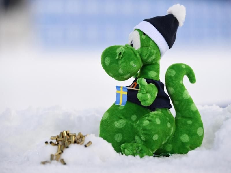 Leere Patronenhülsen liegen vor Birger am Schießstand. Für das Maskottchen der Biathlon-WM stand ein Ungeheuer Pate, das dem Storsjön, einem See westlich von Östersund, entstiegen sein soll. Nur Fantasielose stören sich an den fehlenden Beweisen für seine Existenz. Foto: Sven Hoppe