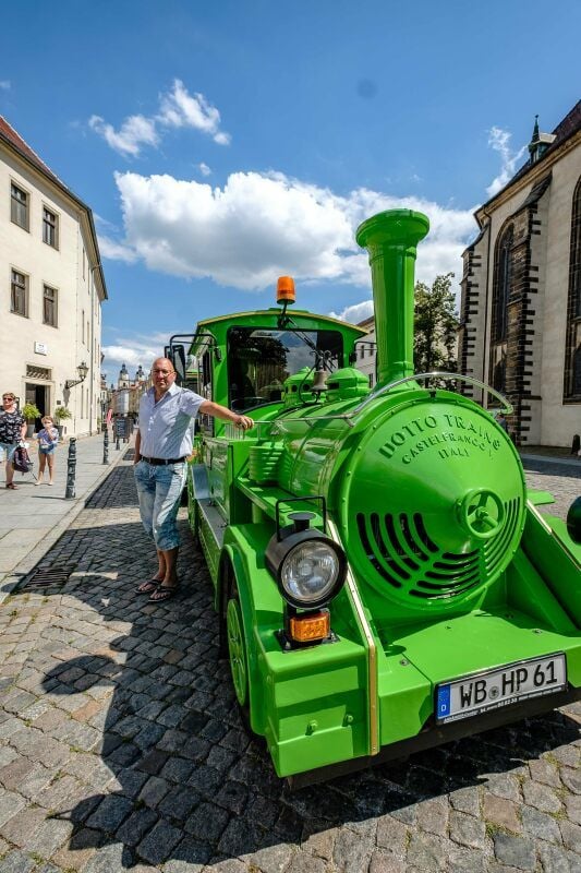 Mario Svoboda empfängt die Gäste am Schlossplatz.