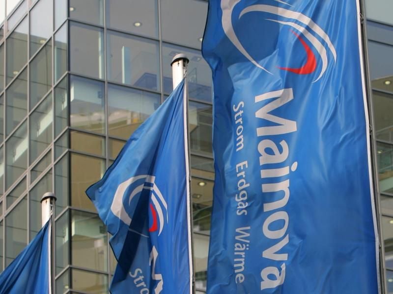 Fahnen des Energieversorgers Mainova wehen in Frankfurt am Main im Wind. Foto: Arne Dedert/Archiv