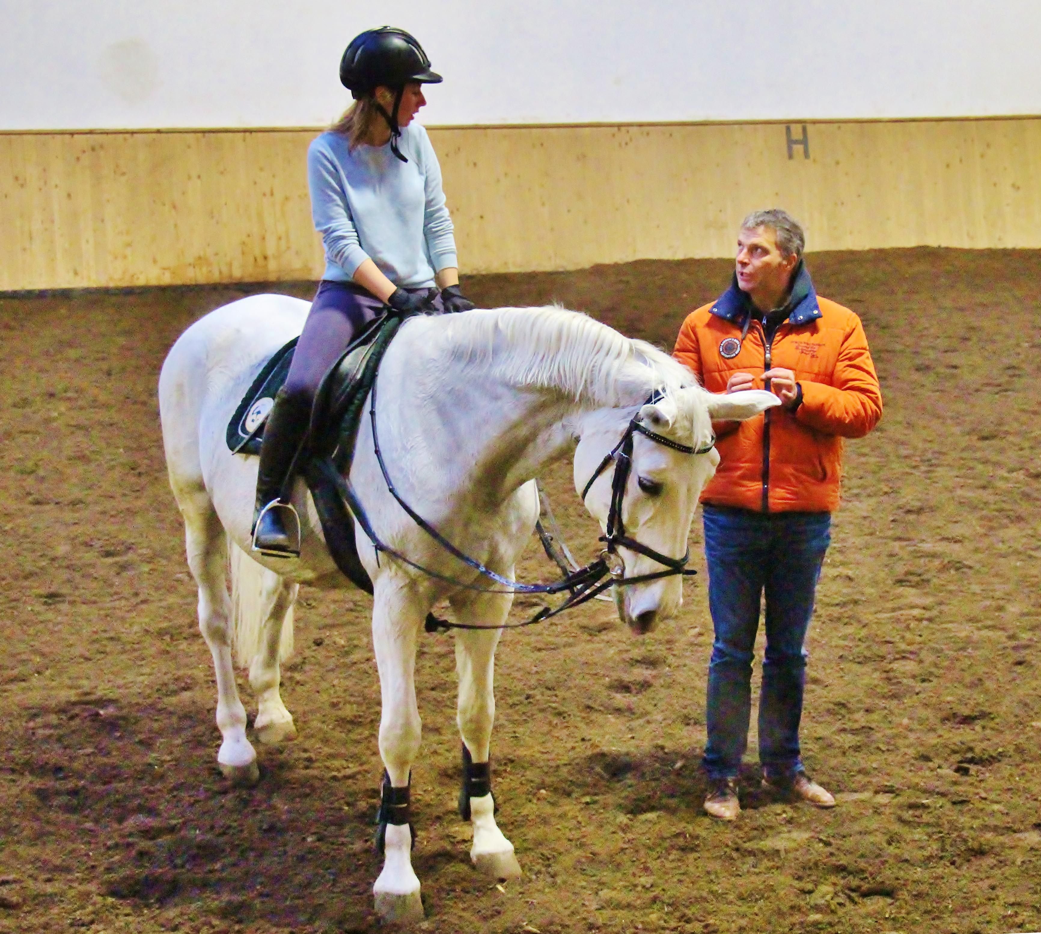 Trainer Rolf Petruscke gibt Angelina Knull Tipps.