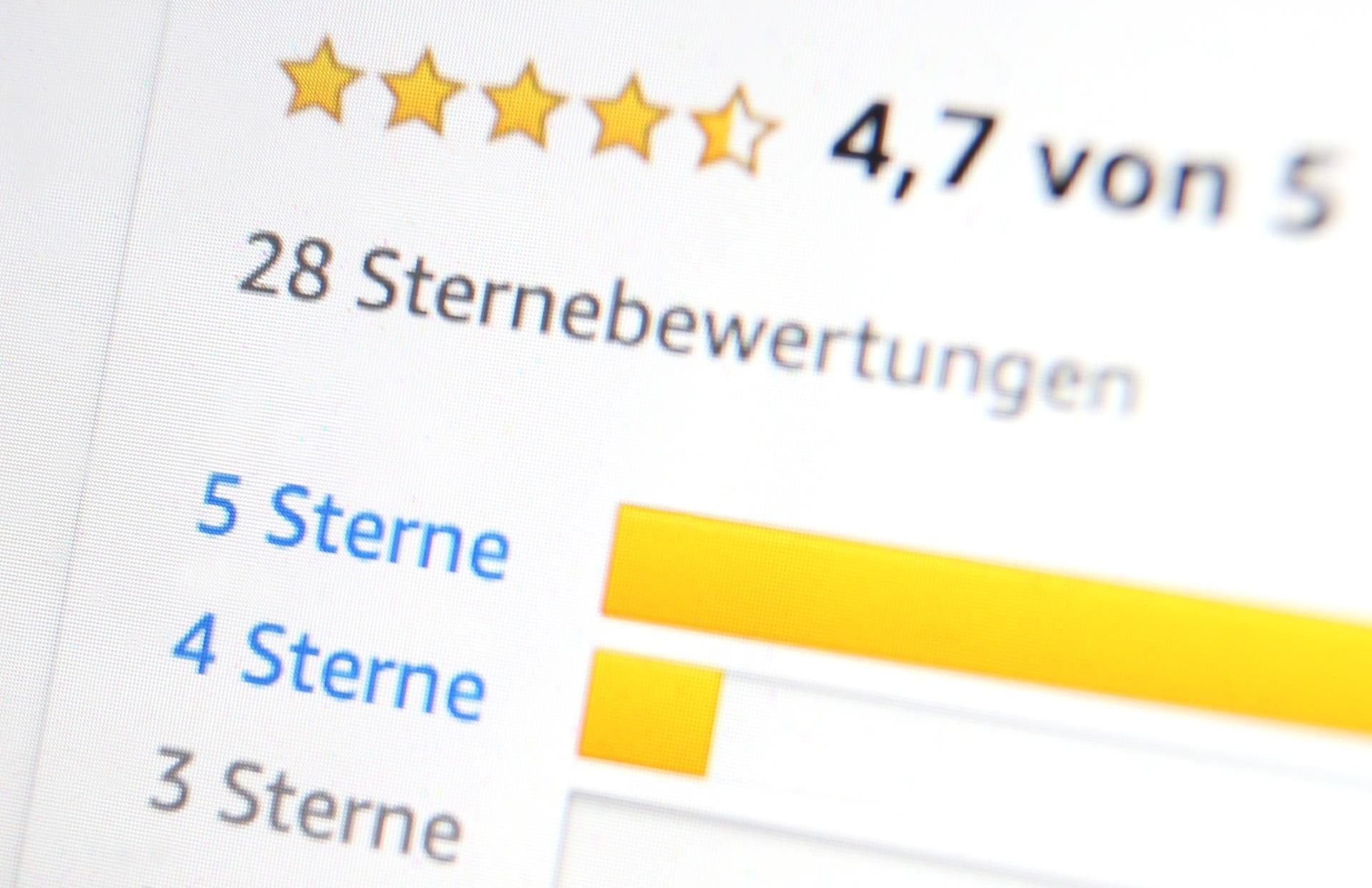 Positive Kunden-Bewertungen lassen viele Produkte im Internet in bestem Licht erstrahlen. Doch es ist nicht alles Gold, was glänzt, warnt die «Stiftung Warentest».