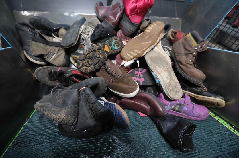 Unterschiedlichste Schuhe werden in Thalheim in fünf Bestandteile getrennt.
