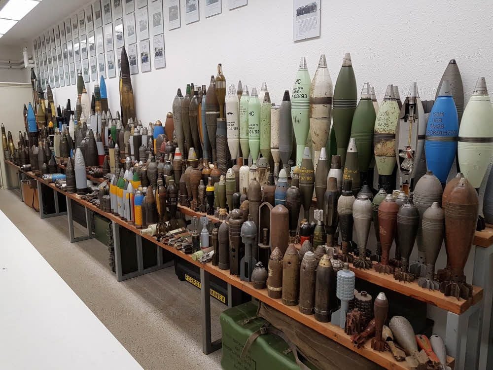 In einem Lagerraum stehen Tausende von entschärften Kampfmitteln - in allen Farben, Formen und Größen.