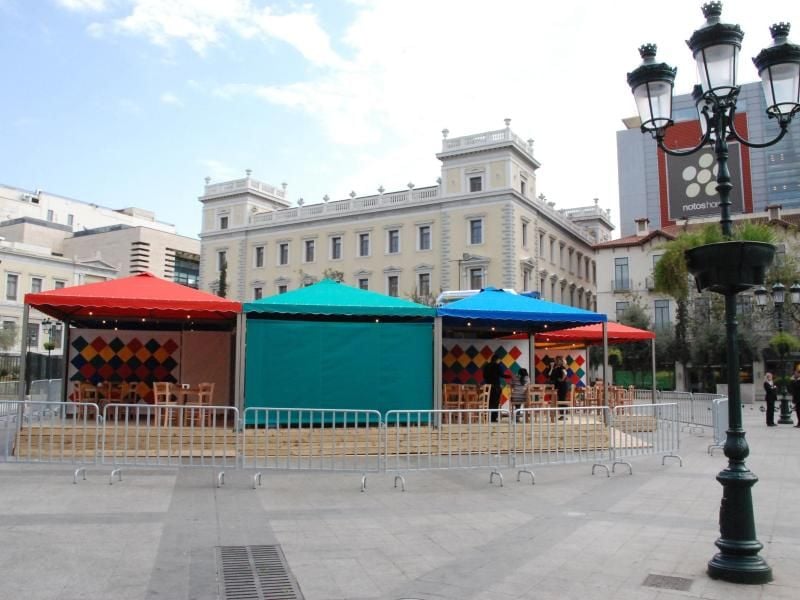Auf dem Platz Kotzias in Athen hat Rasheed Araeen 14 Zeltpavillons errichtet, deren Gestaltung von traditionellen pakistanischen Hochzeitszelten inspiriert ist. An diesem Ort der Begegnung lädt er zum gemeinsamen Mahl ein. Foto: Alexia Angelopoulou