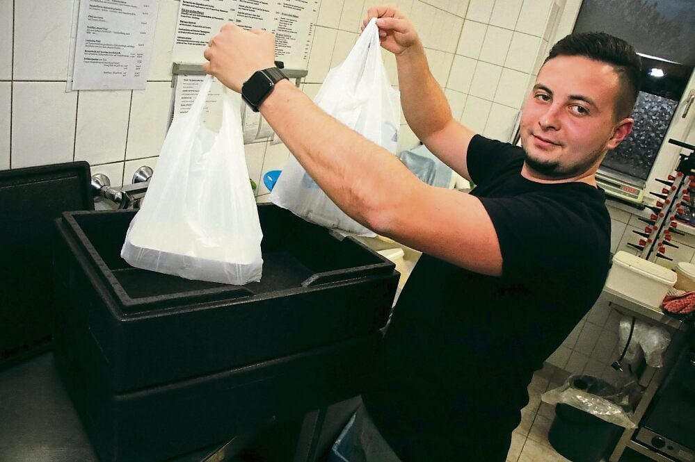 Vorbereitung ist alles: Um das Geschäft am Laufen zu halten, soll es bei Dennis Trojovskys Rüssel Pub ab Dienstag einen Außer-Haus-Service geben.