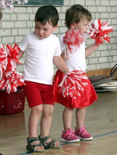 Für wen standen diese Cheerleader? Für den SV Rot-Weiß Seyda.