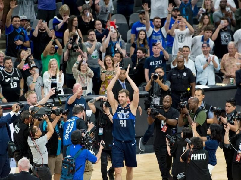 Dirk Nowitzki (M.) verabschiedet sich bei seinem letzten Spiel von den Fans. Foto: Philipp Hülsmann