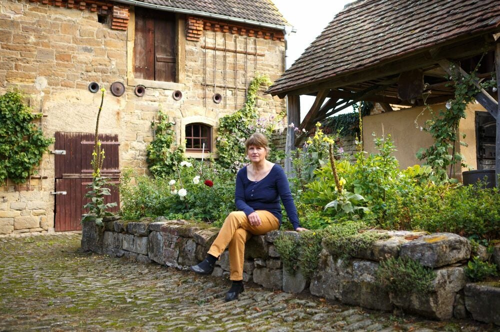 Renate Stöhr in ihrem mehr als 200 Jahre alten Gutshof in Hassel.