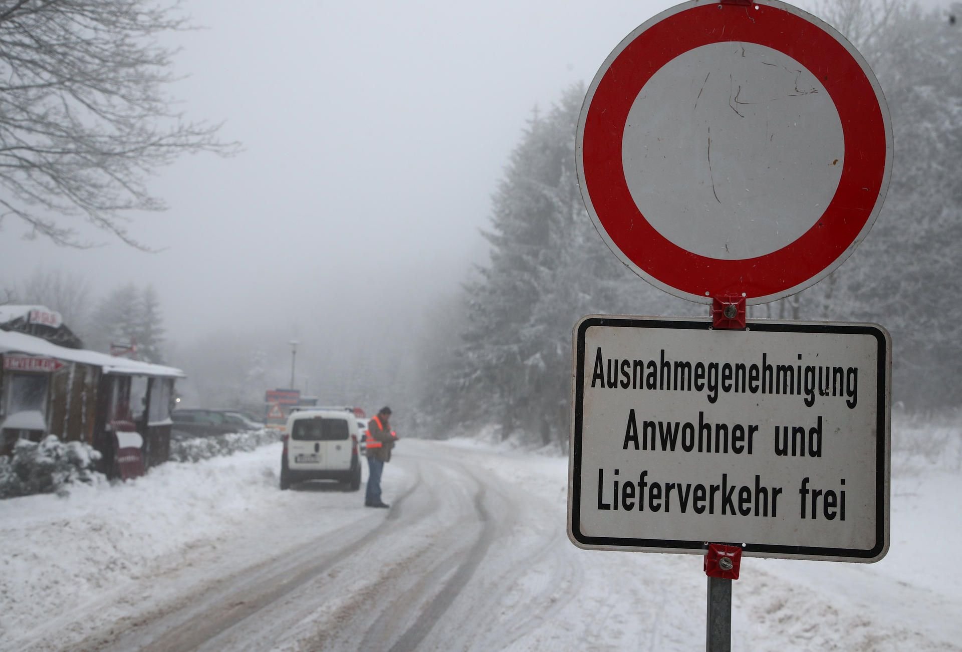 Auch in Thüringen bereitet der riesige Ansturm von Ausflüglern Probleme: Oberhofs Bürgermeister Thomas Schulz will die für Wintersport bekannte Stadt weitgehend abriegeln.