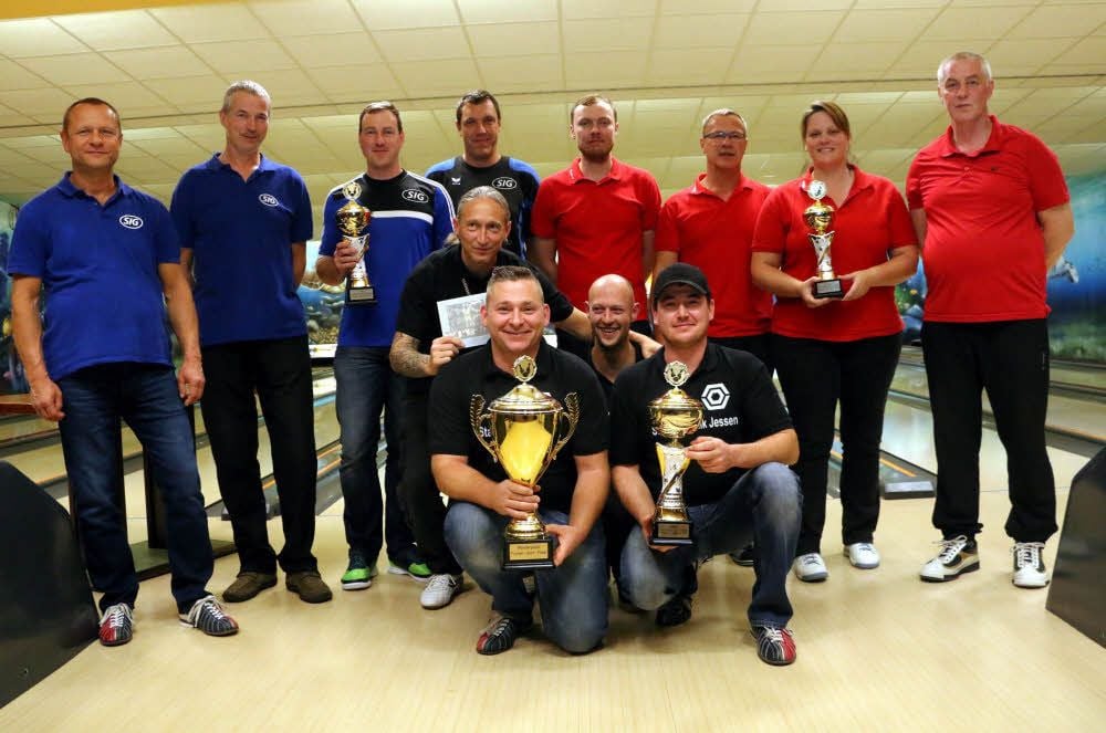 Die Besten des Bowling-Turniers in Jessen: Das Team der Stanz- und Lasertechnik Jessen (vorn) gewann vor SIG Combibloc I (links) und SKW Piesteritz I. Thekla Richter (2.v.r.) und Jens Richter (r.) gelang das beste Einzelspiel.
