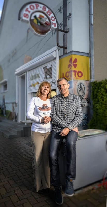 Annette und Torsten Mämecke vor ihrem Laden in der Frohen Zukunft