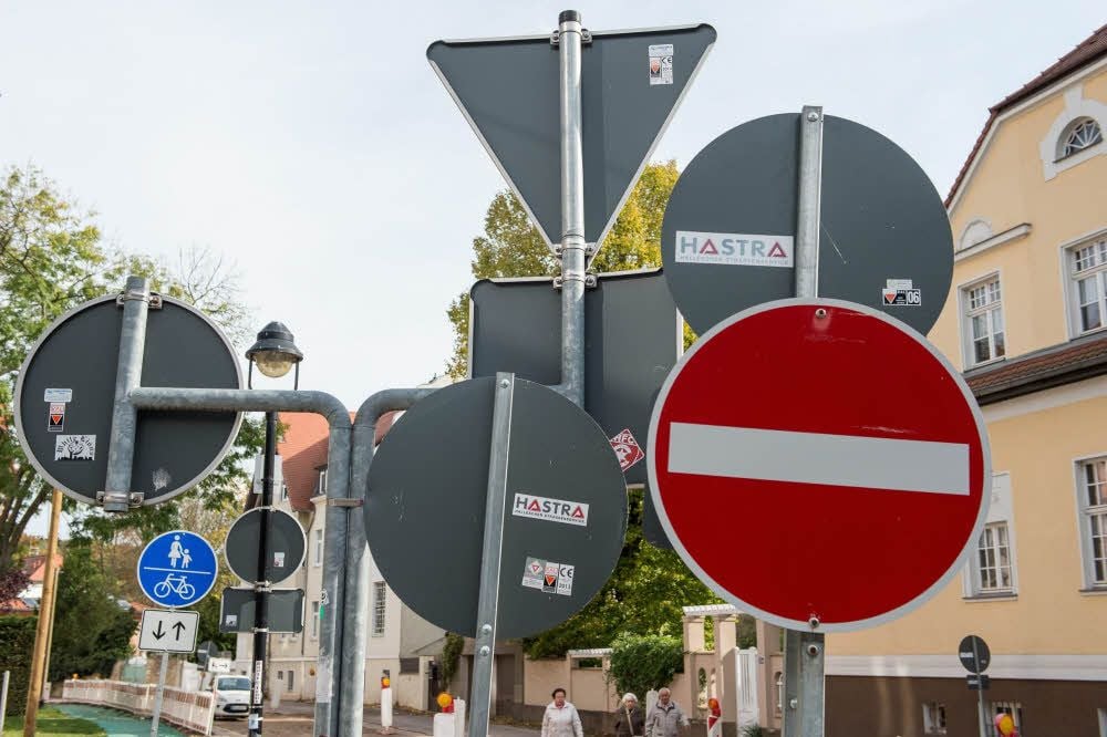 Einen Schilderwald gibt es derzeit in der Talstraße, denn jeden Tag ist die Verkehrsführung dort ein wenig anders.