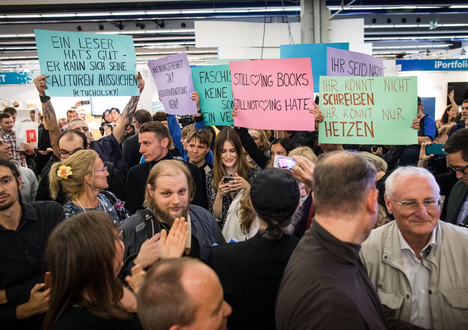 Demonstranten halten auf der Buchmesse in Frankfurt am Main (Hessen), bei einer Lesung und Podiumsdiskussion mit Thüringens AfD-Landes- und Fraktionschef Höcke, Protestplakate hoch.