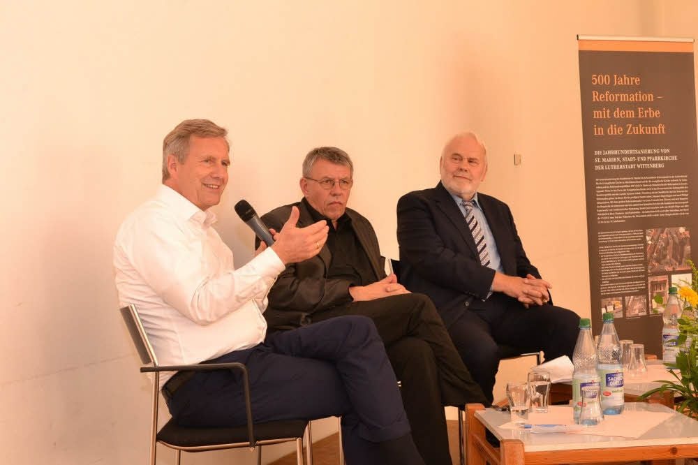 Christian Wulff in Wittenberg: Am Nachmittag diskutierte er mit Gunther Emmerlich (r).