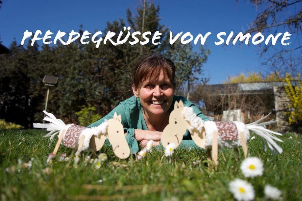 Erzieherin Simone Hohenberger lädt via Internet zum Basteln ein.