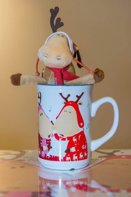 Aktuelle Weihnachtsmarkt-Tasse, diesmal ohne Jahreszahl, und Marktmaskottchen Finni.