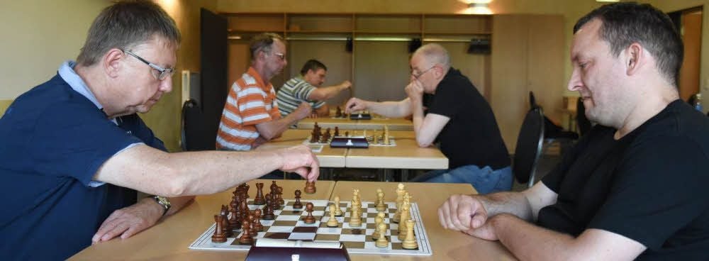 Naumburgs Abteilungsleiter Frank Mächler (l.) mit der Nummer eins des Oberliga-Teams des NSV, Sebastian Schmidt-Schäffer.