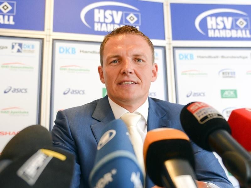 Frank Rost spricht bei einer Pressekonferenz. Foto: Axel Heimken/Archiv