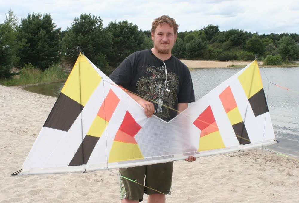 Der Elsteraner Steven Prell mit seinem Vierleiner-Drachen am Badesee von Dixförda