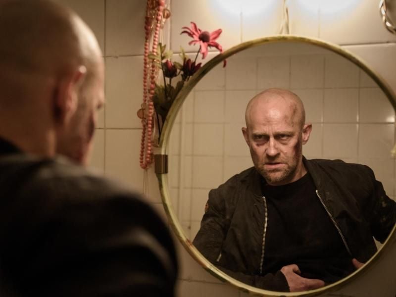 Blochin (Jürgen Vogel) wirkt müde, sein Gesicht zeigt Blutspuren und Verletzungen. Foto: