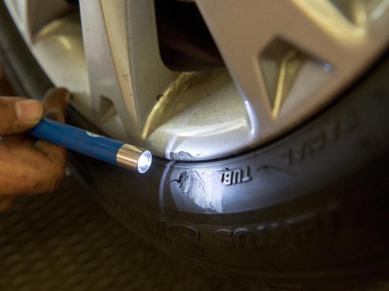 Schäden am Reifen sollten Autofahrer lieber fachmännisch untersuchen lassen. Foto: Inga Kjer/dpa-tmn