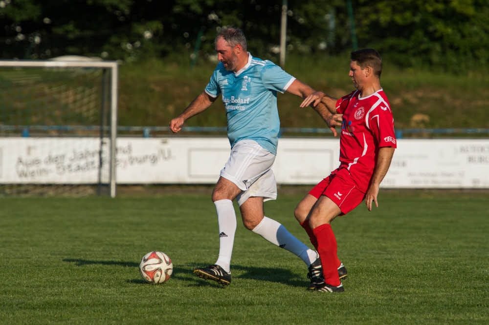 Der zweifache Freyburger Torschütze Tino Jaenisch enteilt in dieser Szene HFC-Akteur Dirk Adler.