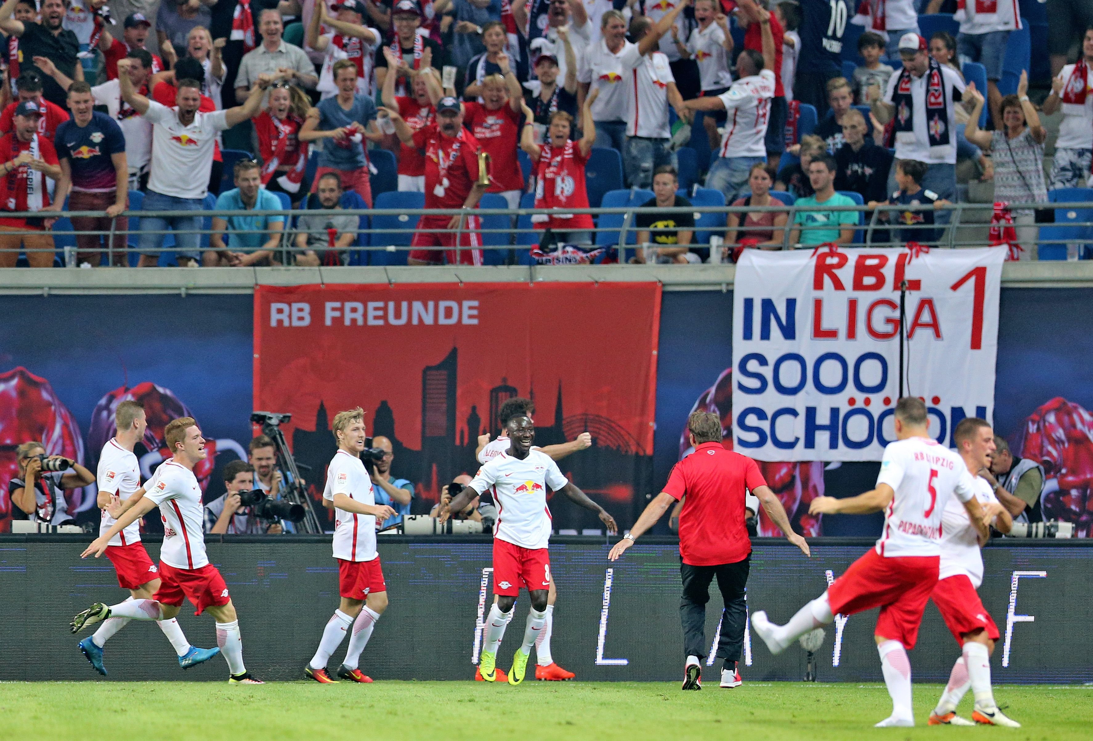 Spieler und Trainer von RB Leipzig feiern den ersten Bundesliga-Sieg der Geschichte gegen Borussia Dortmund.