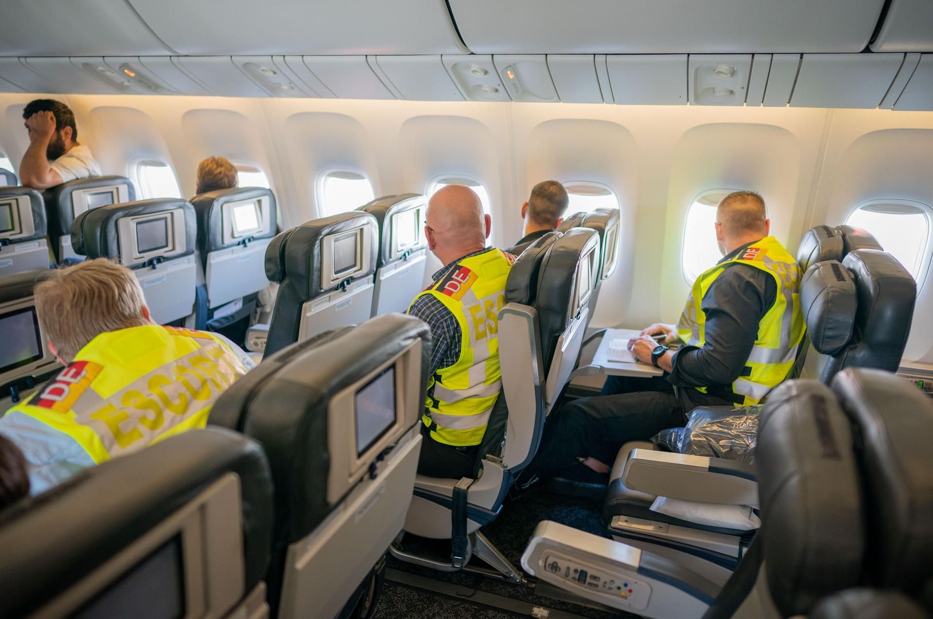 Polizeibeamte begleiten Afghanen auf dem Flughafen Leipzig-Halle in ein Charterflugzeug.