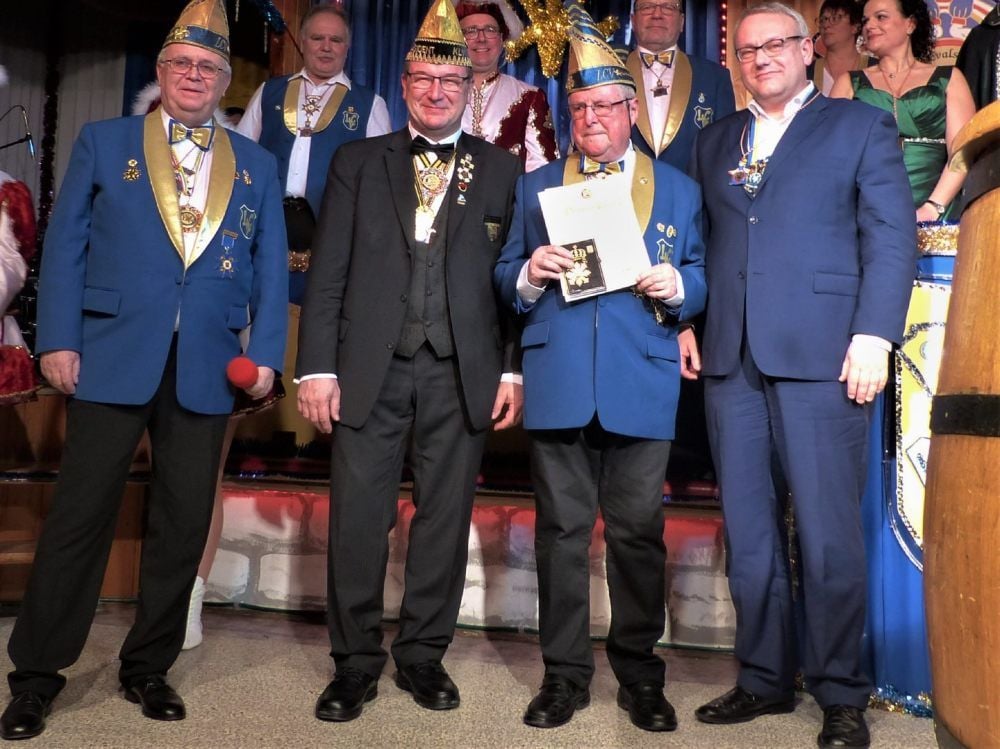 Sichtlich gerührt nimmt Wilhelm Ebbinghaus (2.v.r.) die Ehrung von Landrat Götz Ullrich, Dirk Vater, Präsident des Karneval-Landesverbandes, sowie des Vorsitzenden des LCV, Jochen Pietzsch (v.r.), entgegen.