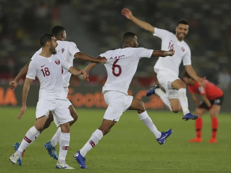 Der Katarer Abdelaziz Hatem (M) bejubelt sein Tor zum 1:0 gegen Südkorea mit seinen Mannschaftskollegen. Foto: Kamran Jebreili/AP