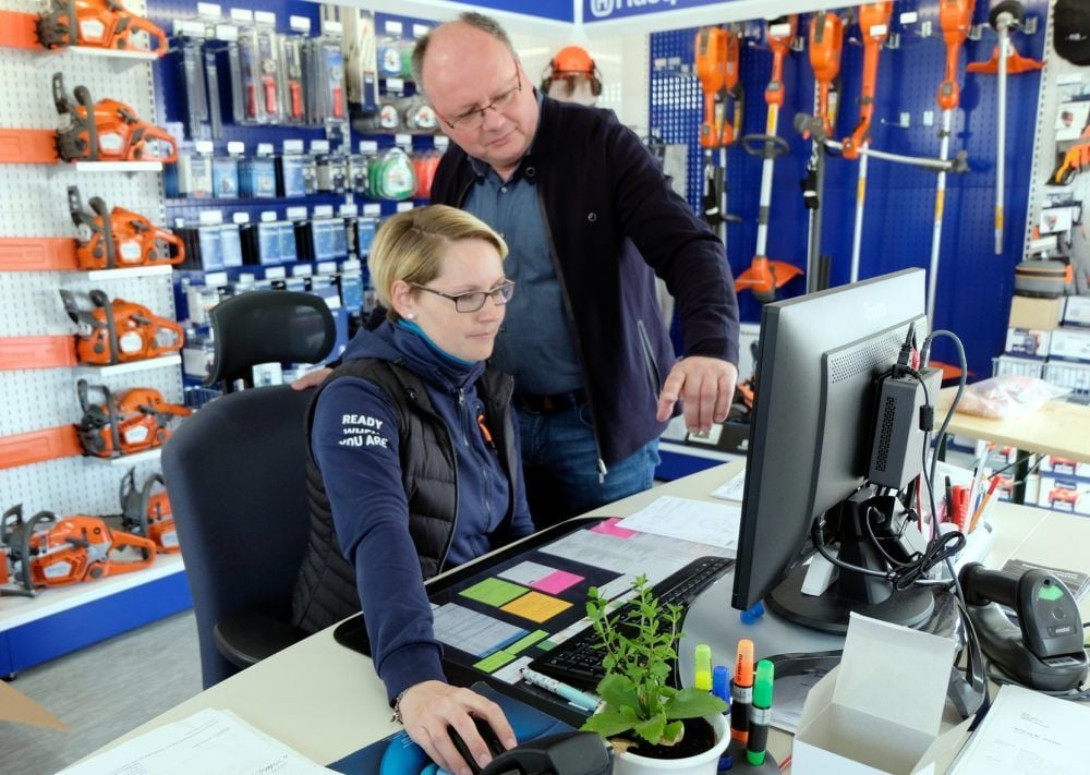 BEZ-Geschäftsführer Matthias Hanke bespricht mit Mitarbeiterin Sandra Eichelbaum Details zu einer Bestellung.