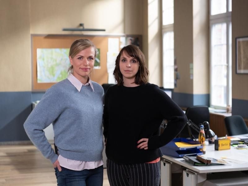 Die Schauspielerinnen Katrin Jaehne (l, als Kommissarin Sophie Pohlmann) und Caroline Erikson (als Kommissarin Luna Kunath) ermitteln wieder. Foto: Soeren Stache/dpa-Zentralbild/dpa