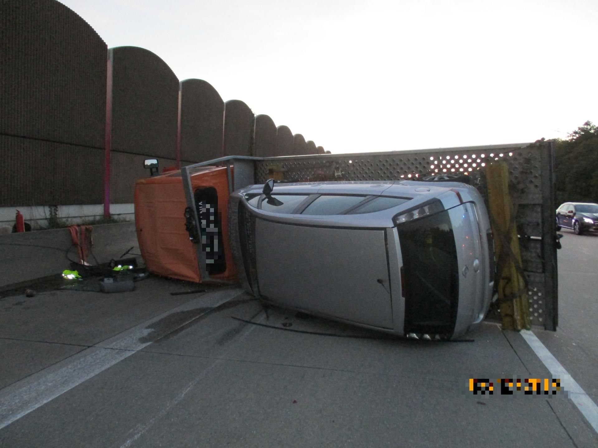 Der umgekippte Kleintransporter aus Polen auf der A4 bei Gera. Der Anhänger des Gespanns war zuvor abgerissen.